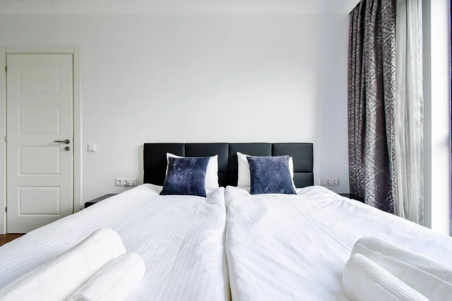 Top 10 3Br2Bh Jacuzzi Free Parking Sofia Apartment